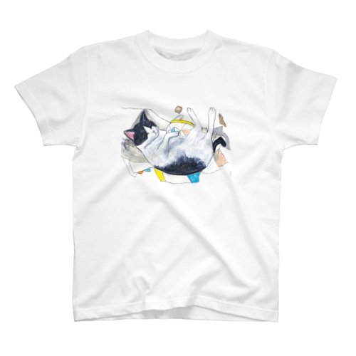 寝そべる白黒猫くんくん Regular Fit T-Shirt