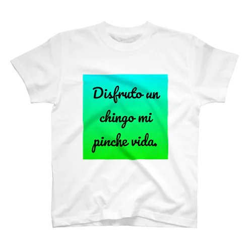 Disfruto un chingo mi pinche vida. スタンダードTシャツ