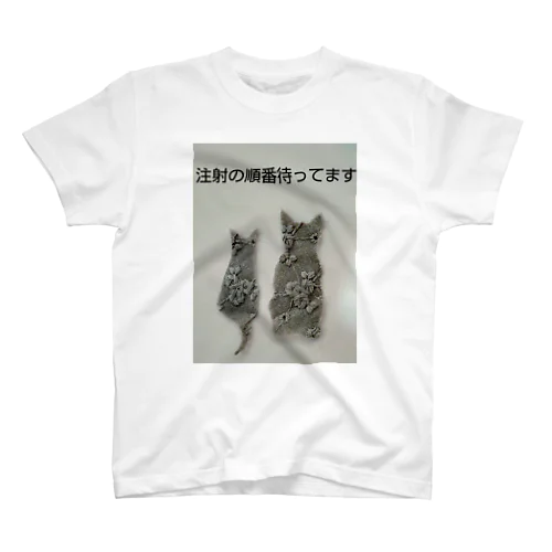 順番待ちの犬と猫 スタンダードTシャツ