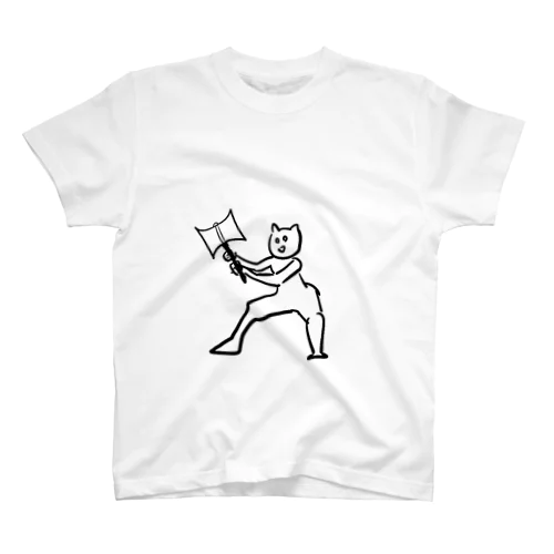 腰を落とし斧を持つスタイルの良い猫 Regular Fit T-Shirt