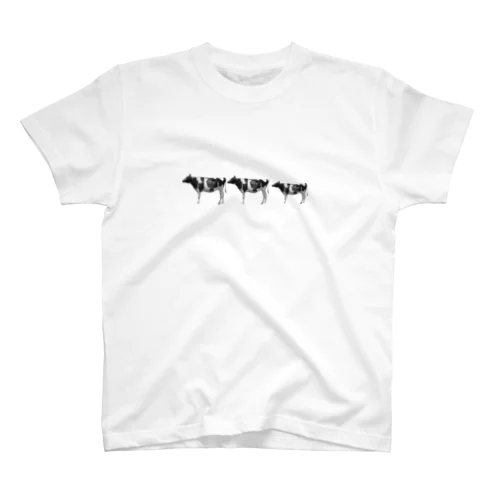 お散歩中の牛 Regular Fit T-Shirt