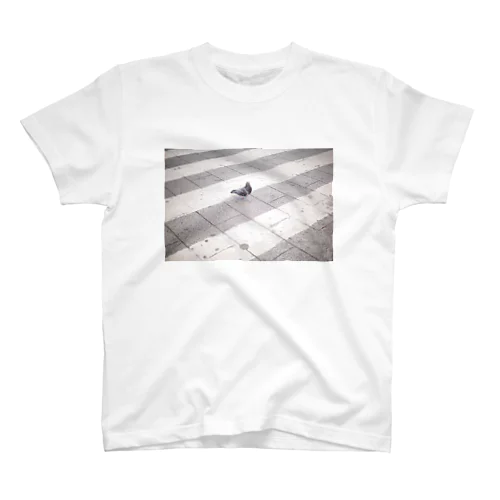 横断歩道を渡るハト Regular Fit T-Shirt