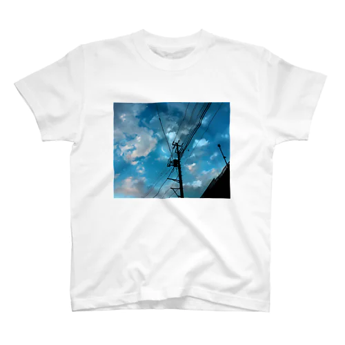 夜空に浮かぶ雲と月光と電信柱のシルエット スタンダードTシャツ