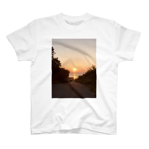 太陽はあなたをいつでも見つめてる Regular Fit T-Shirt