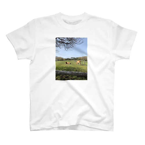 牛と空と緑 Regular Fit T-Shirt