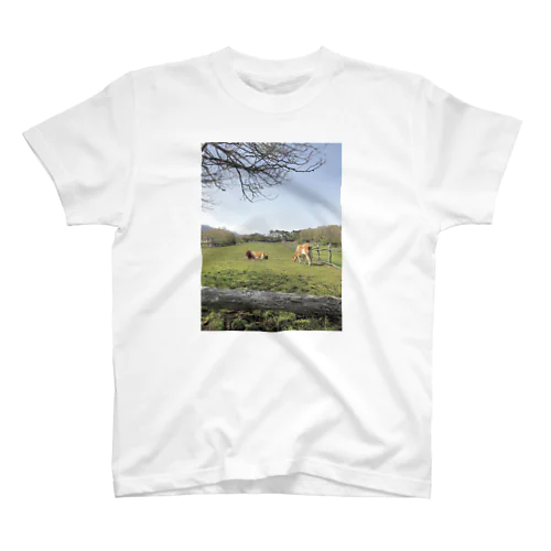 牛と空と緑2 Regular Fit T-Shirt