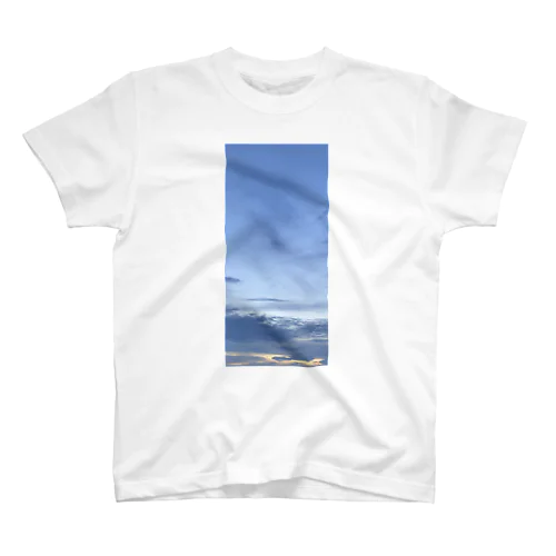 もうすぐ夜になる夕暮れ時 Regular Fit T-Shirt