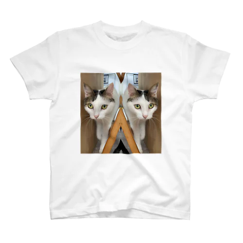 迫り来るねこ Regular Fit T-Shirt