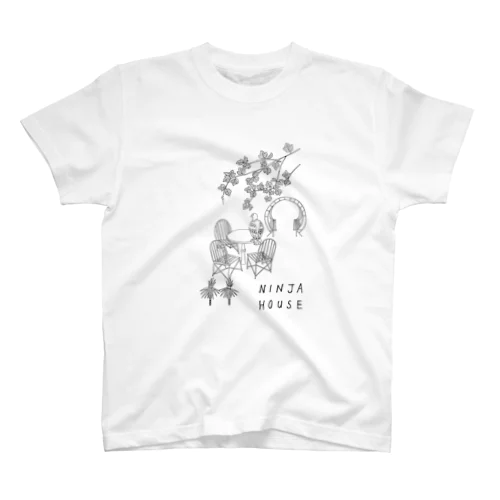 ニンジャハウス（ゲストハウスの庭） Regular Fit T-Shirt