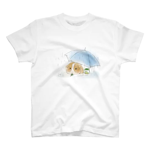 モルモットと傘（白） Regular Fit T-Shirt