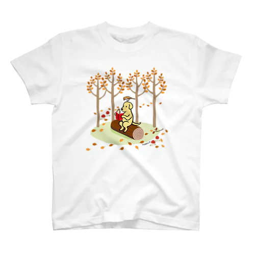 森で読書するイエローラブラドール Regular Fit T-Shirt