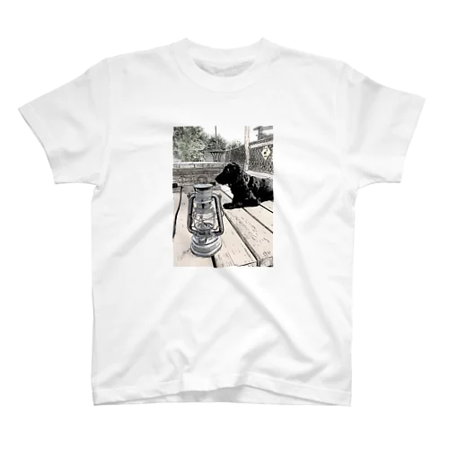 ランタンと黒い犬 Regular Fit T-Shirt