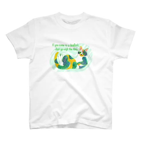 寝そべる三毛猫 スタンダードTシャツ