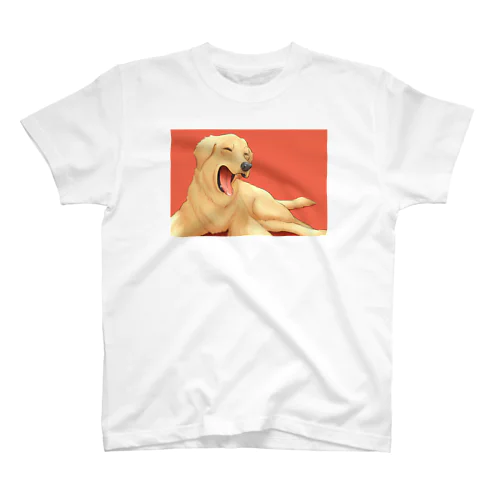 大あくびのゴールデンレトリバー スタンダードTシャツ