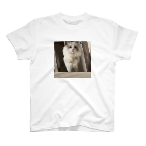 とんでくる猫 Regular Fit T-Shirt