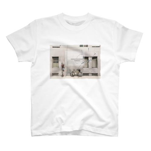 壁と女の子と自転車 Regular Fit T-Shirt