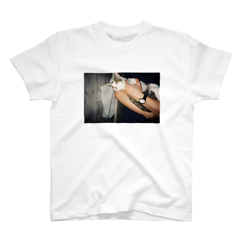 猫と腕 Regular Fit T-Shirt