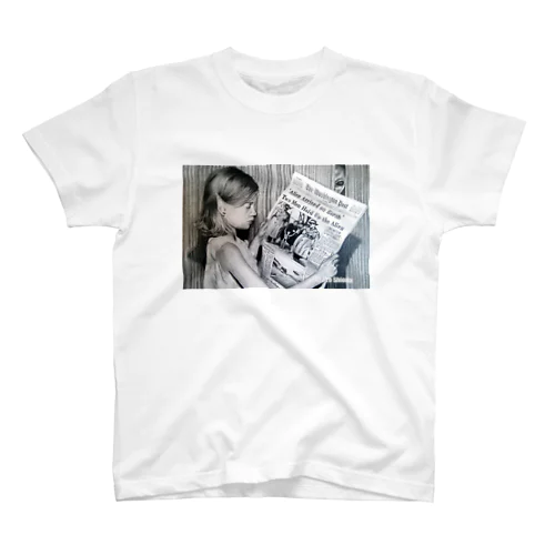 新聞を読む少女 Regular Fit T-Shirt