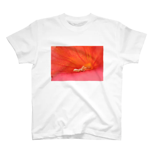 赤いお花 Regular Fit T-Shirt