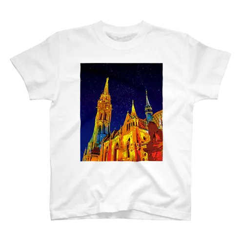 ハンガリー 夜のマーチャーシュ聖堂 Regular Fit T-Shirt