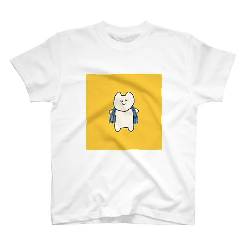 肩にロープをかけた猫ちゃん（黄）Tシャツ スタンダードTシャツ