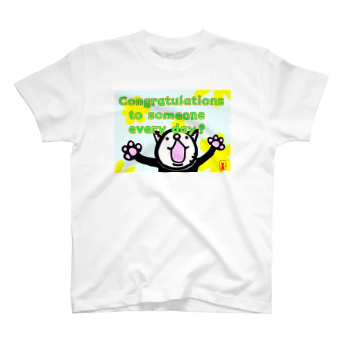 毎日誰かにおめでとう。 Regular Fit T-Shirt