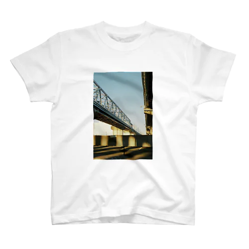 どこかの橋 Regular Fit T-Shirt