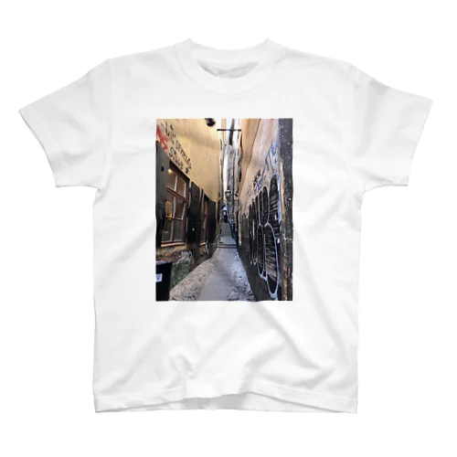 見覚えのある狭い路地 スタンダードTシャツ