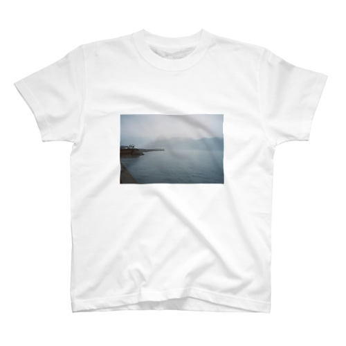 雨の日の海と白い灯台 Regular Fit T-Shirt