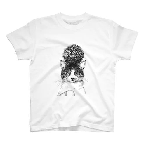 花のボールを乗せた猫 Regular Fit T-Shirt