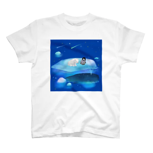 漂流した氷の上でクジラを眺めるしろくまくんとペンギンちゃん Regular Fit T-Shirt