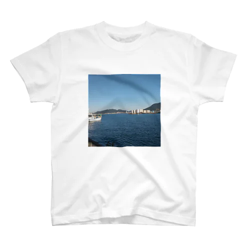 静かでピースフルな港風景のTシャツ スタンダードTシャツ