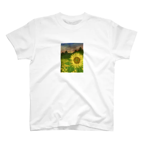 地に咲く太陽と天に浮かぶ月 Regular Fit T-Shirt