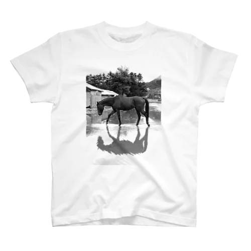 雨上がりの馬　引退競走馬インディ Regular Fit T-Shirt