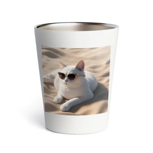 ビーチで波の音を聴きながらサングラスをかけた猫 Thermo Tumbler