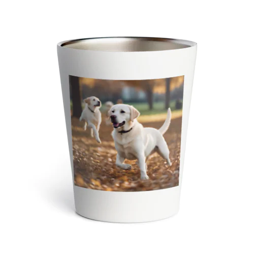 公園で他の犬と遊んでいるラブラドール・レトリーバー 白 犬 ワンちゃん 可愛い ペット 癒やし Thermo Tumbler