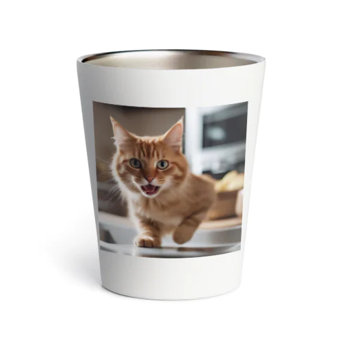 キッチンで飛び跳ねる猫 Thermo Tumbler