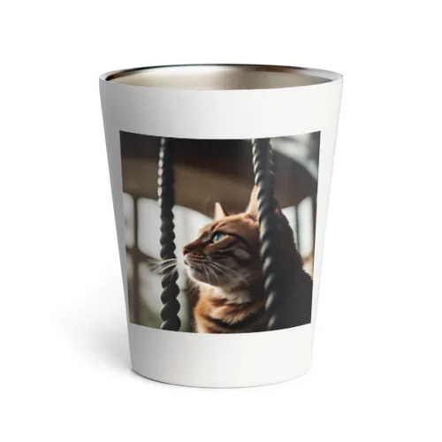 タワーに登っている猫 Thermo Tumbler