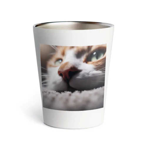 カーペットでごろんとする猫 Thermo Tumbler