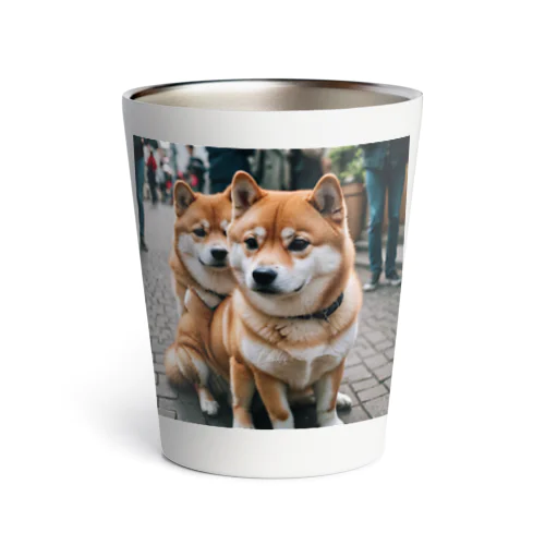 2匹のかわいい柴犬が仲良く並んで写っています。 Thermo Tumbler