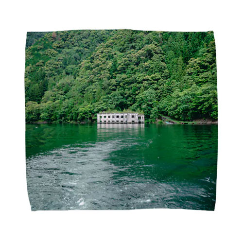 ダム湖に浮かぶ水力発電所。 Towel Handkerchief