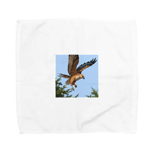 鳥の羽ばたきに続く鷹 Towel Handkerchief