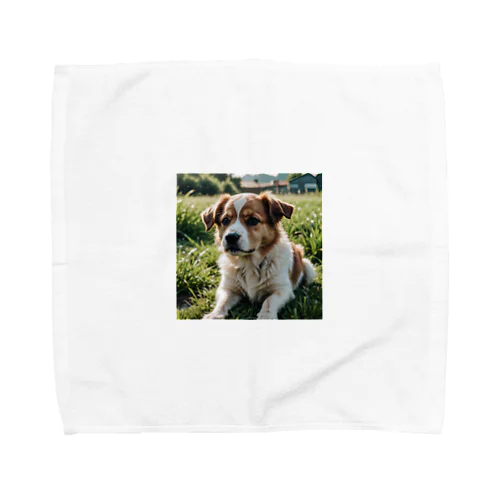 草むらで斜めを見つめる犬 dog looking for the anywhere Towel Handkerchief