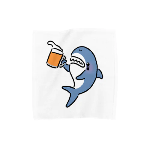 ビールジョッキを掲げるサメ Towel Handkerchief