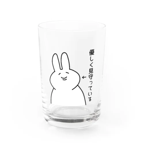 優しく見守っているうさぎ Water Glass