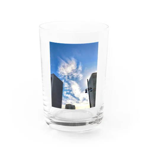 ビルの谷間の龍神雲 Water Glass