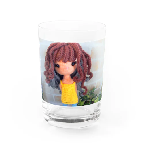 黄色のタンクトップがお似合いなあみぐるみドール Water Glass