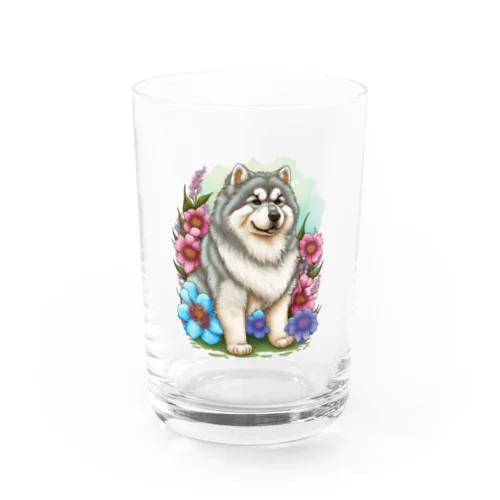 花アラスカの子犬。 愛犬家のためのキュートなデザイン。 Water Glass