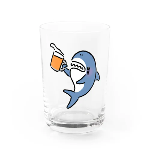 ビールジョッキを掲げるサメ グラス