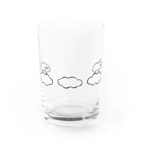 雲に乗って空を飛ぶうさぎさんたち Water Glass